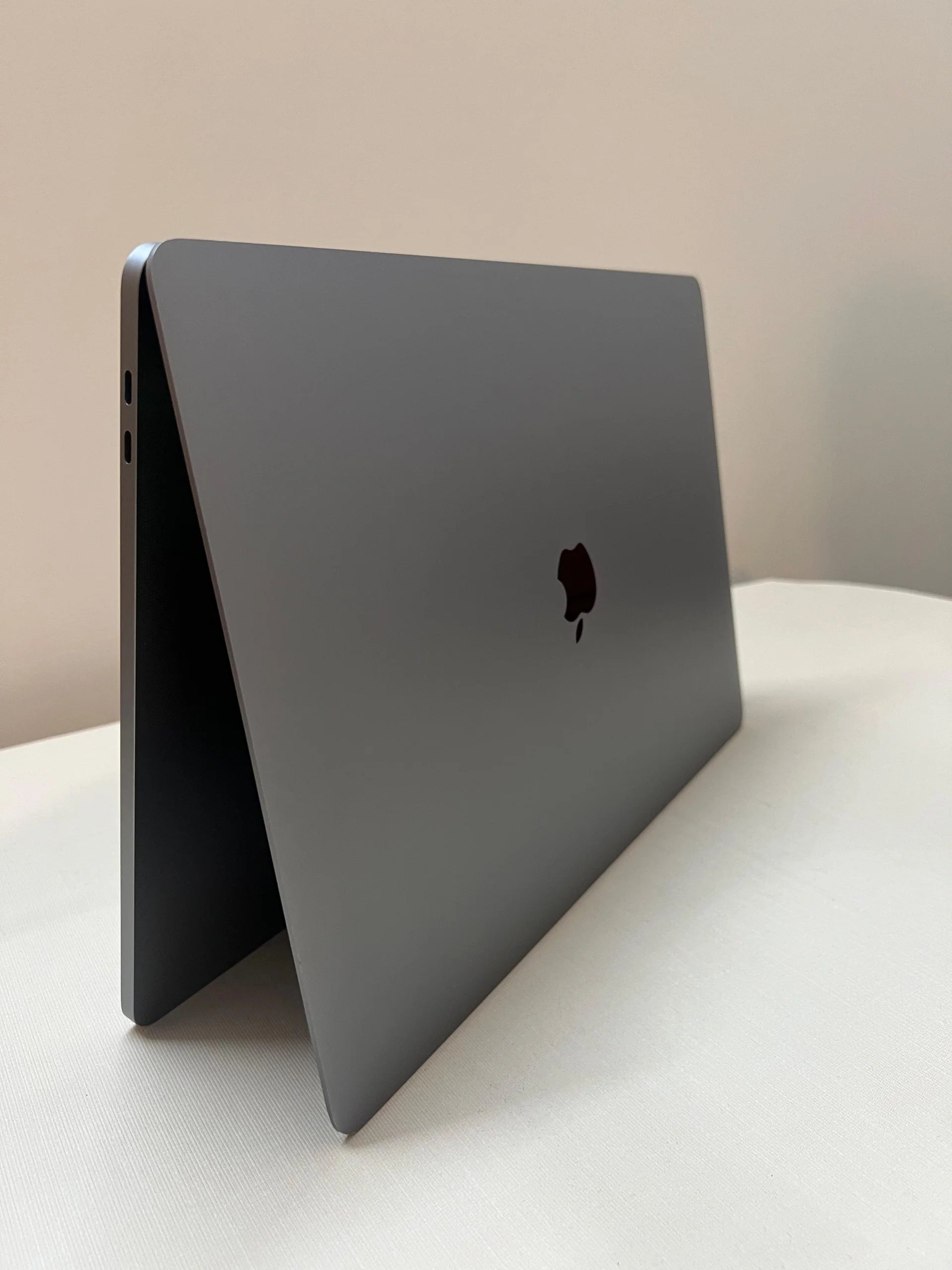 Apple | MacBook Pro A2141 Touch Bar | Intel Core i7 9th Gen | 32GB RAM | 512GB SSD | 16" Retina Display | macOS